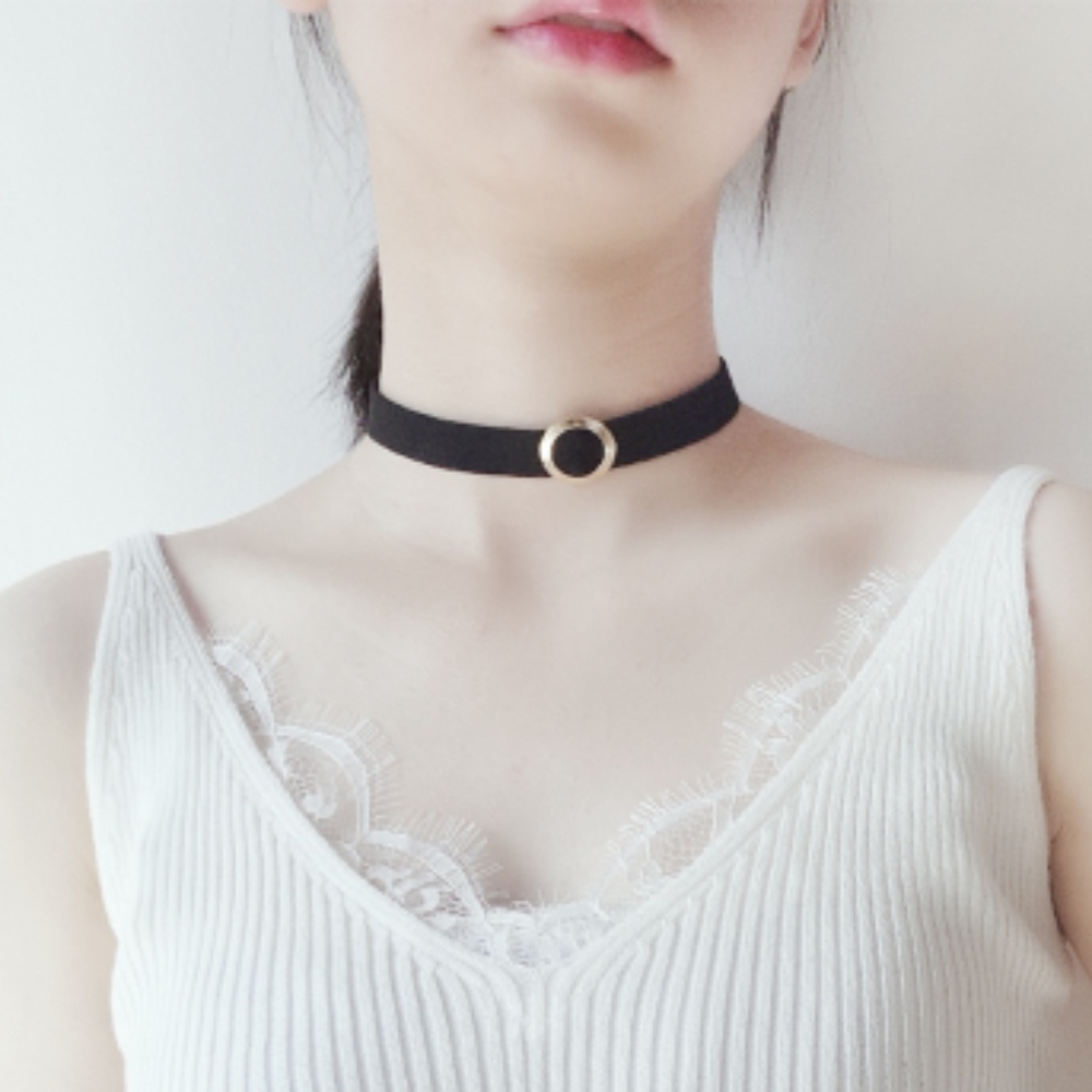 Chocker with metal circle